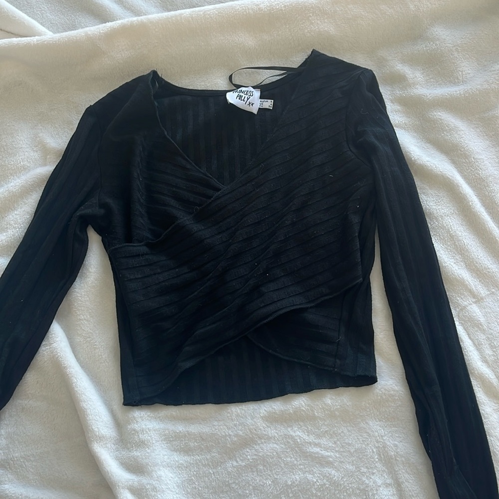 absolutely love this top! Super flattering. Too small for me now.